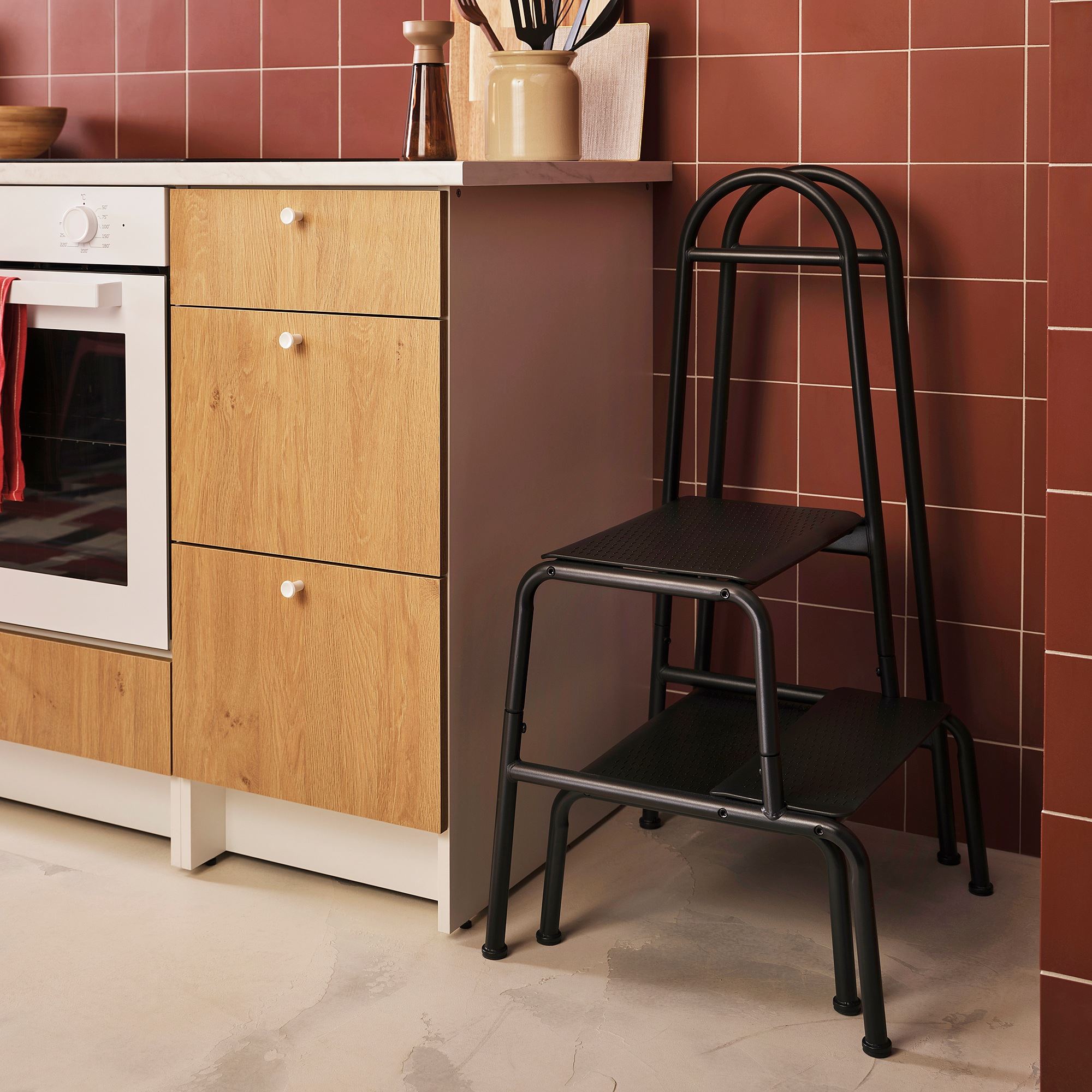 картинка Табурет-стремянка с поручнем BASINGEN IKEA, антрацит от магазина Одежда+