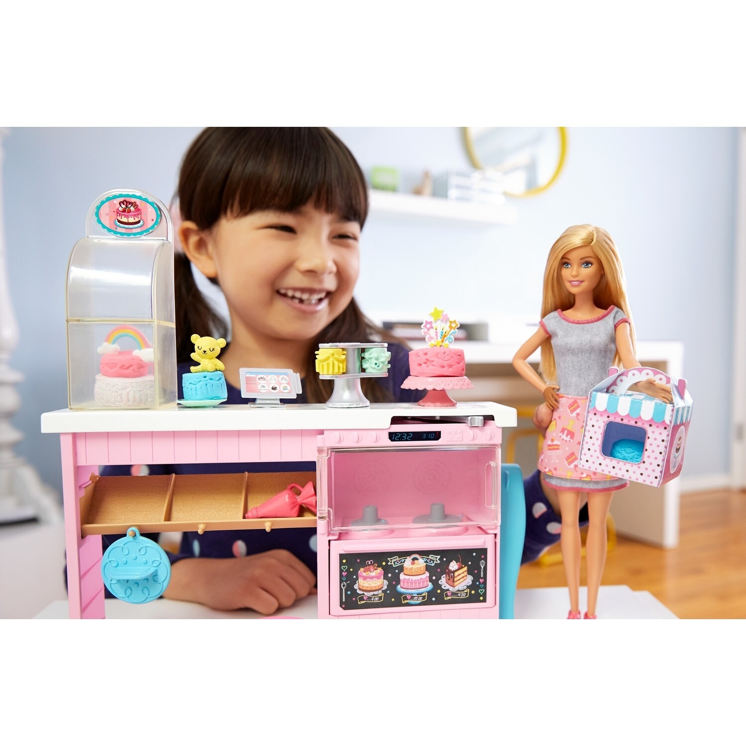 картинка Игровой набор Barbie кондитерская Gfp59 от магазина Одежда+