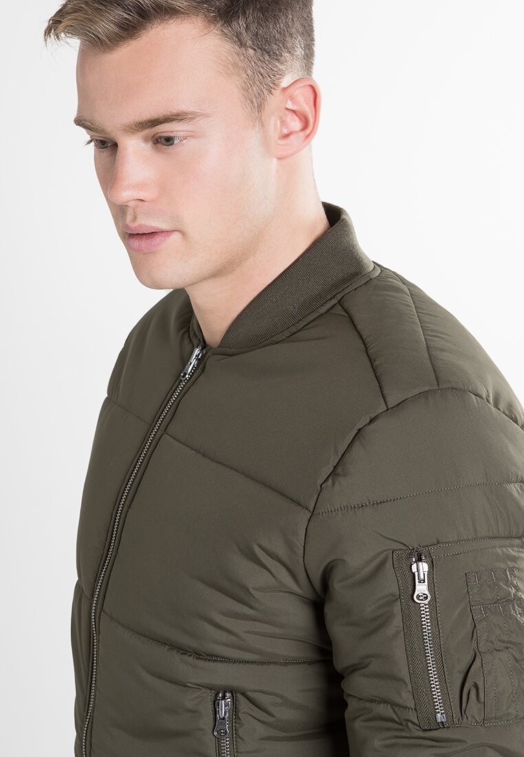 картинка Куртка-бомбер КУРТКА BASIC QUILT BOMBER Urban Classics, оливковый от магазина Одежда+