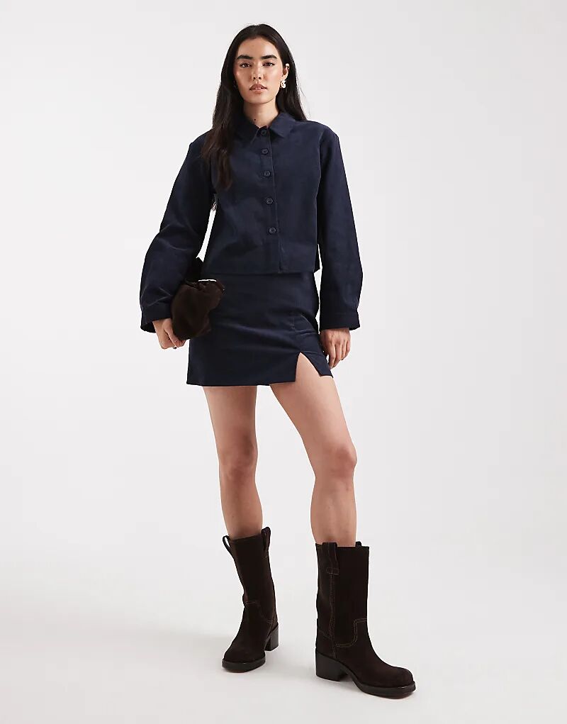 картинка Укороченная вельветовая рубашка ASOS DESIGN темно-синего цвета от магазина Одежда+