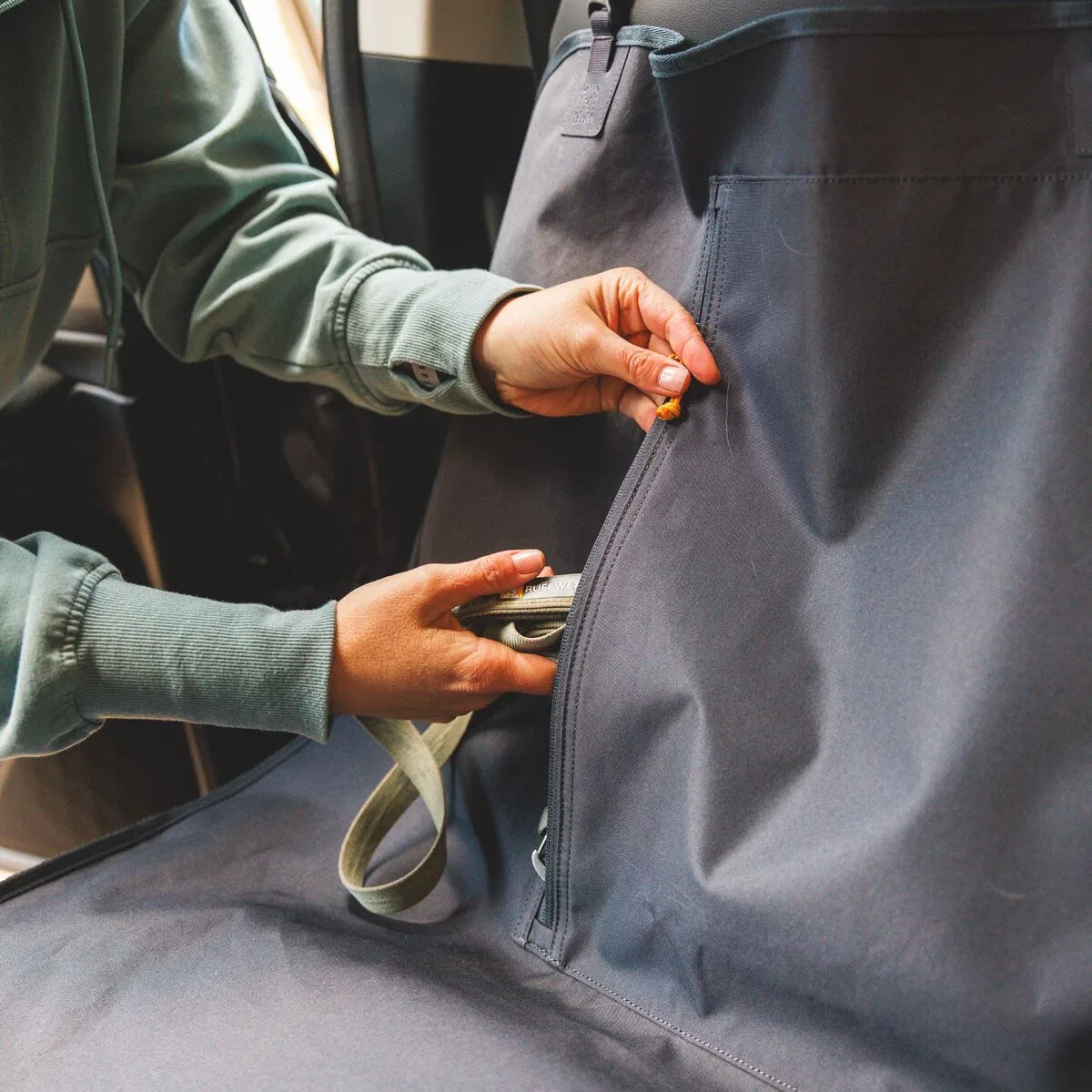 картинка Чехол на сиденье для собак Dirtbag Ruffwear, Basalt Gray от магазина Одежда+