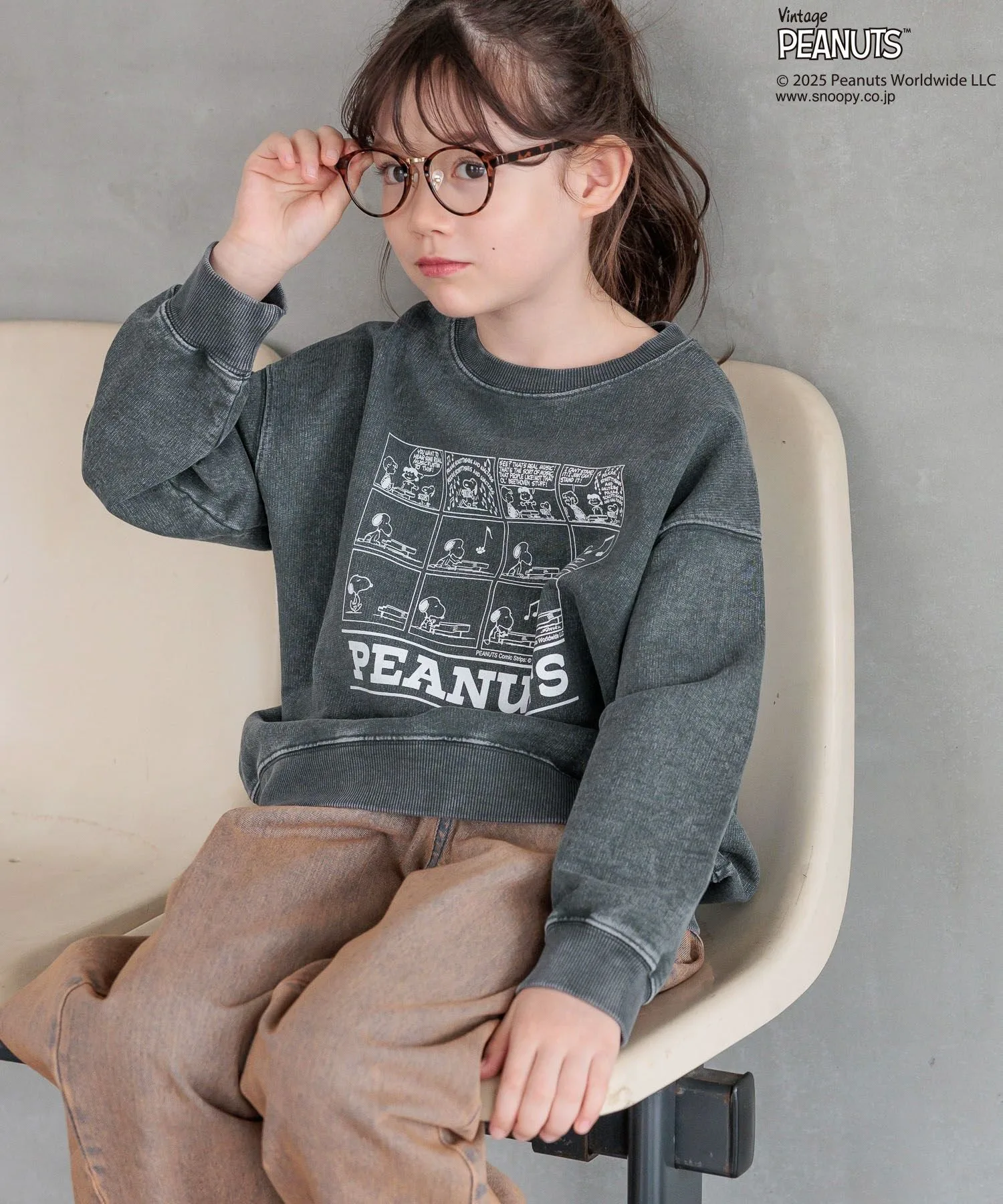 картинка Свитшот Peanuts разных расцветок Детский Bayflow, Charcoal 18 (※Web exclusive) от магазина Одежда+