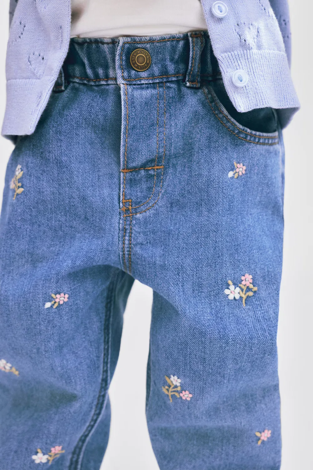 картинка Джинсы с вышивкой H&M, Denimblau/Blumen от магазина Одежда+