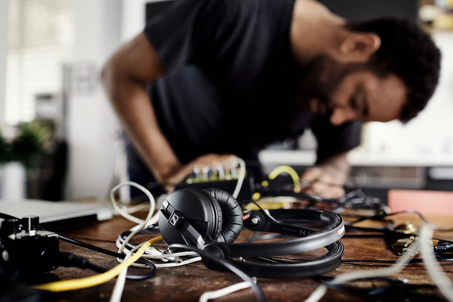 картинка Sennheiser HD 25 Легкие накладные наушники закрытого типа от магазина Одежда+