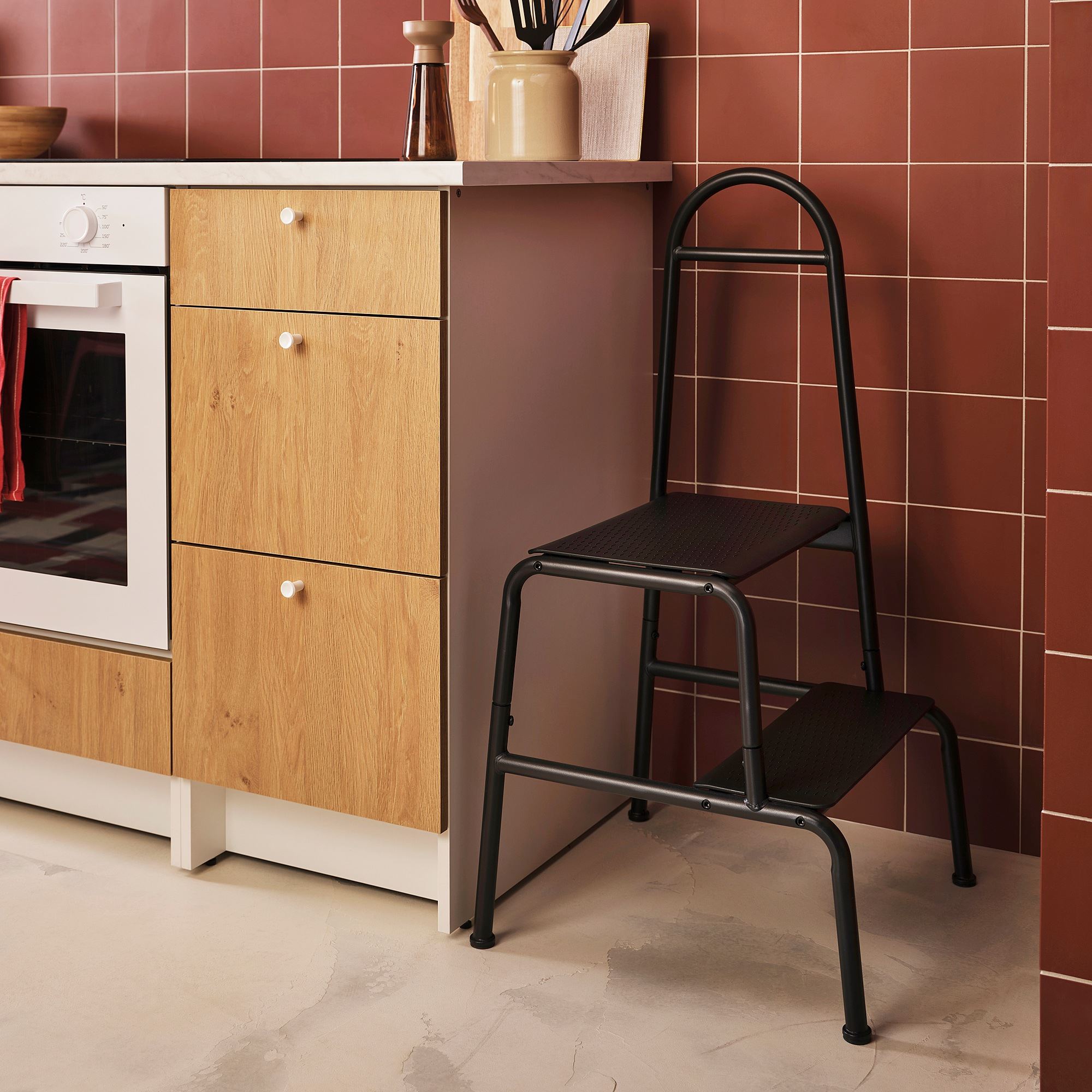 картинка Табурет-стремянка с поручнем BASINGEN IKEA, антрацит от магазина Одежда+