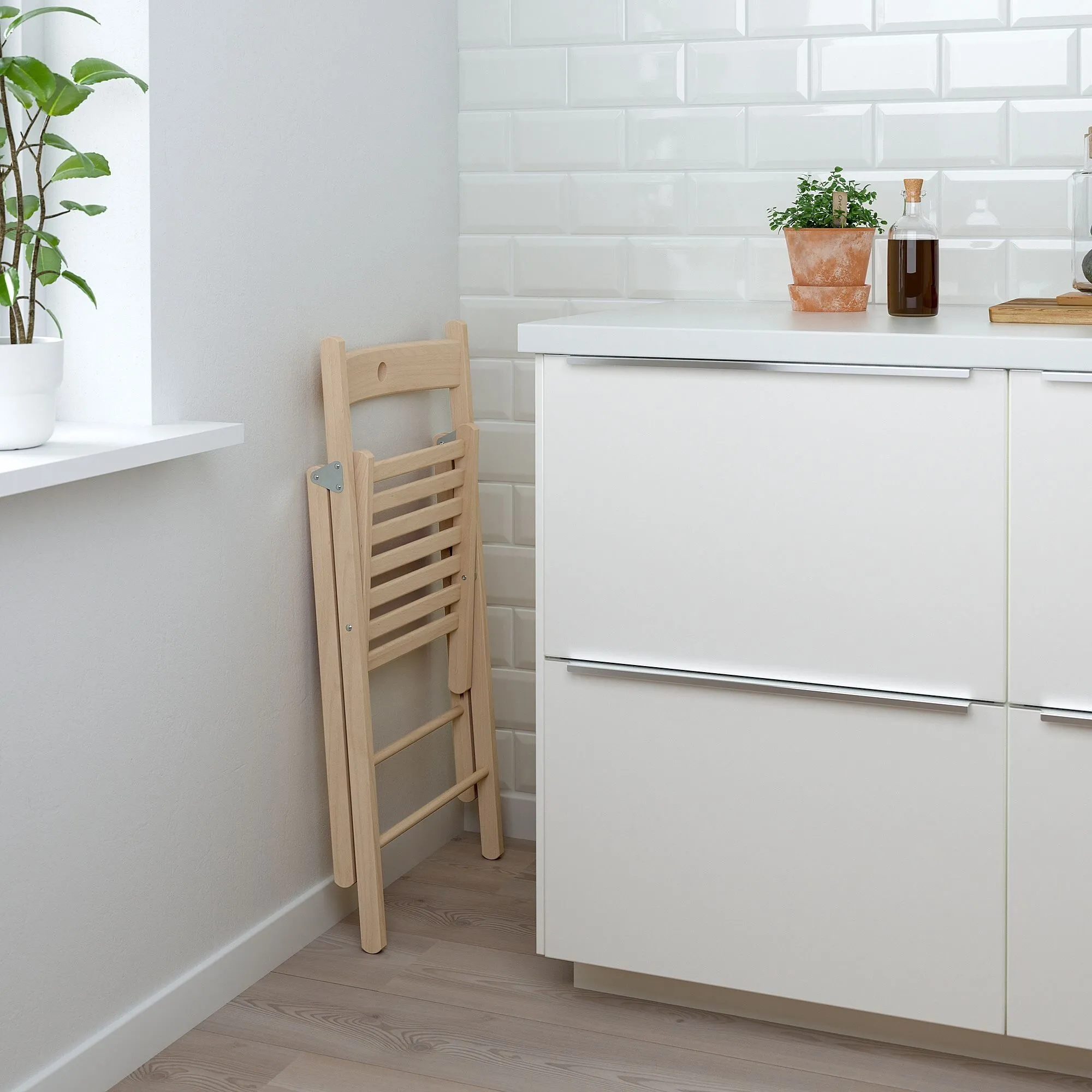 картинка Складной стул из бука FRÖSVI IKEA от магазина Одежда+