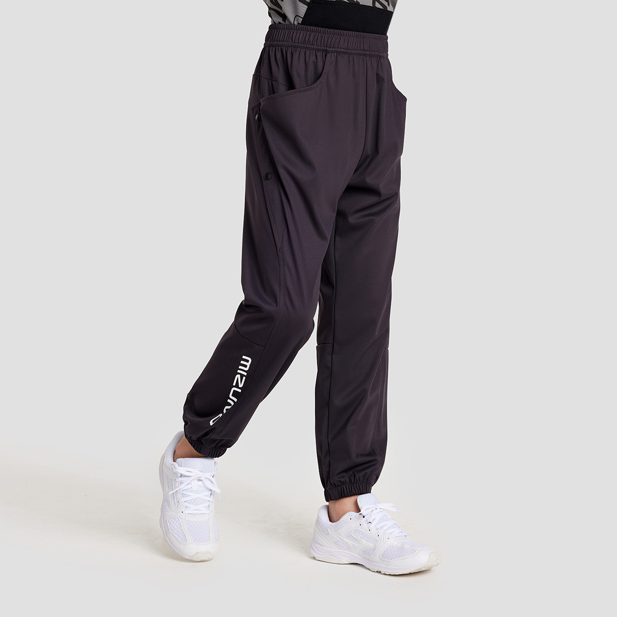 картинка Трикотажные спортивные брюки детские Mizuno, черные от магазина Одежда+