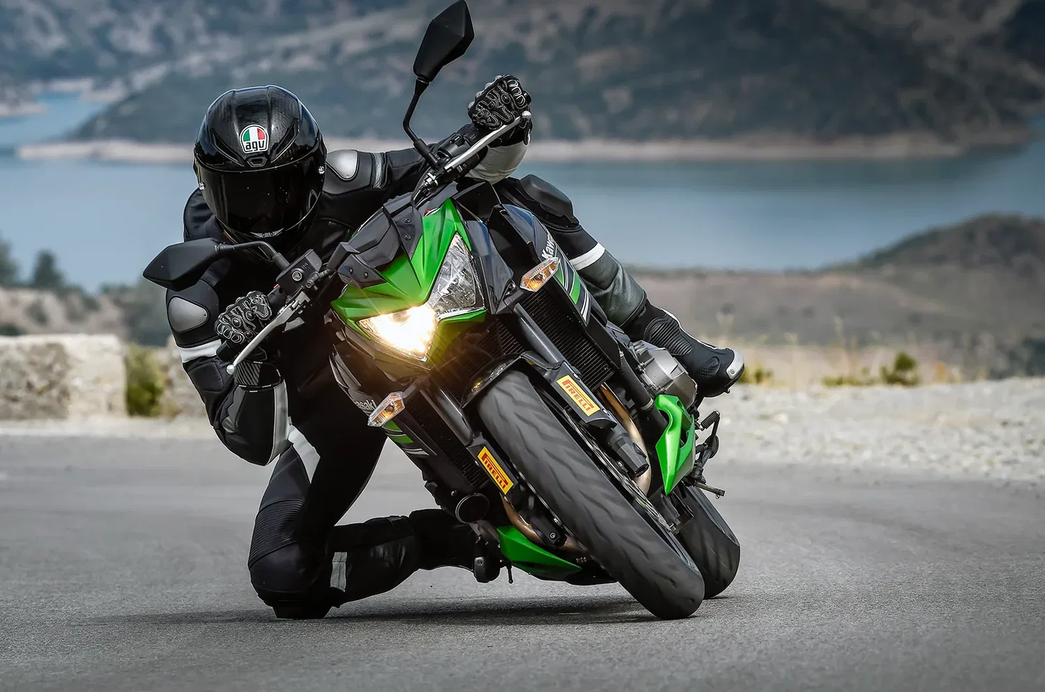 картинка Шина PIRELLI Diablo Rosso III 120/70ZR17, Черная от магазина Одежда+