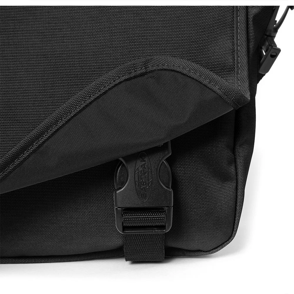 картинка Сумка Eastpak JR 11.5L, черная от магазина Одежда+
