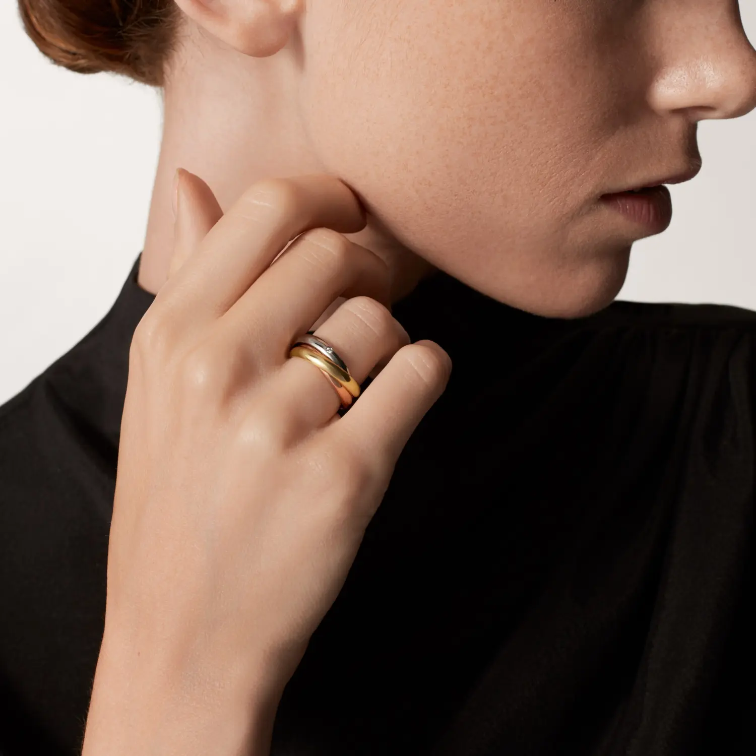 картинка Кольцо Cartier Trinity с бриллиантами из трех видов золота от магазина Одежда+