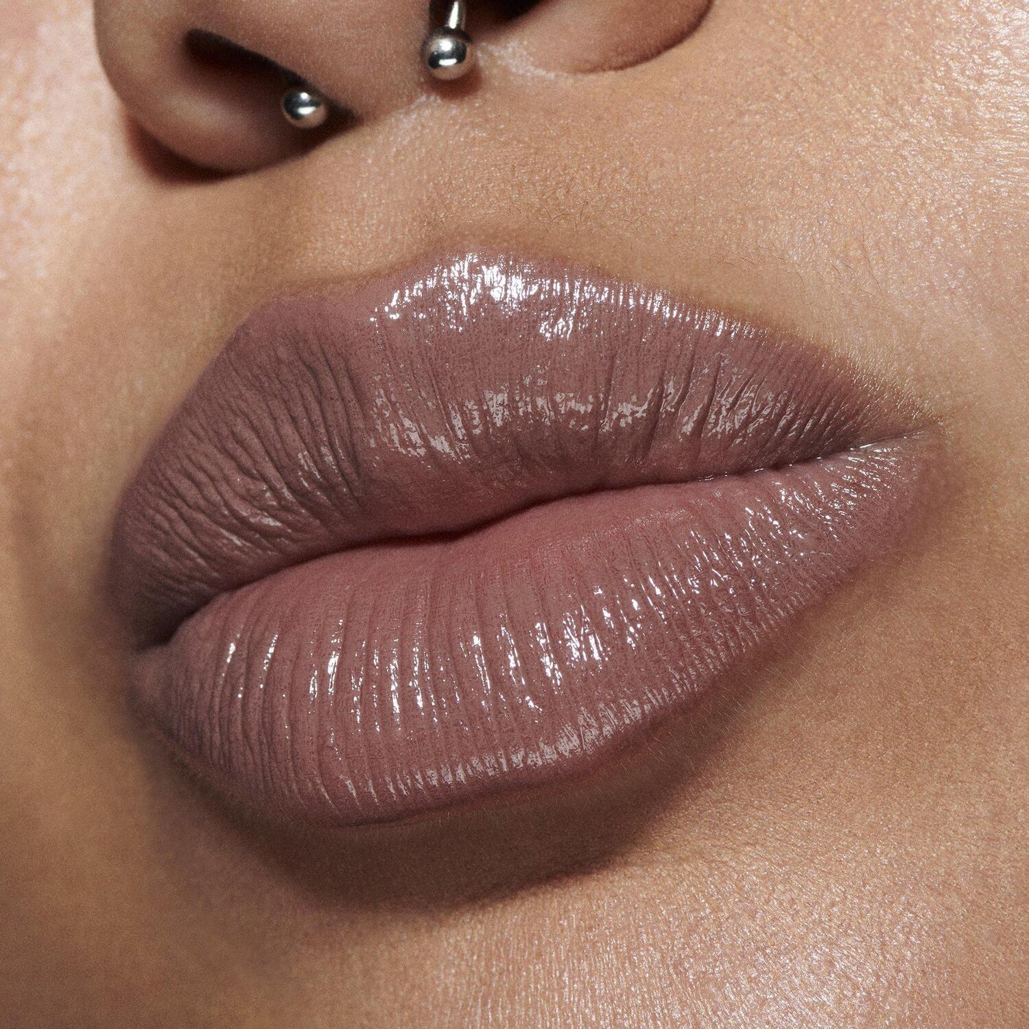 картинка Губная помада MAC Lustreglass Sheer-Shine Alone Time от магазина Одежда+