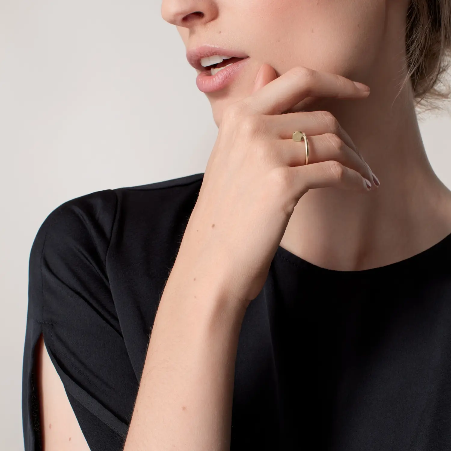картинка Кольцо Cartier Juste un Clou из желтого золота от магазина Одежда+