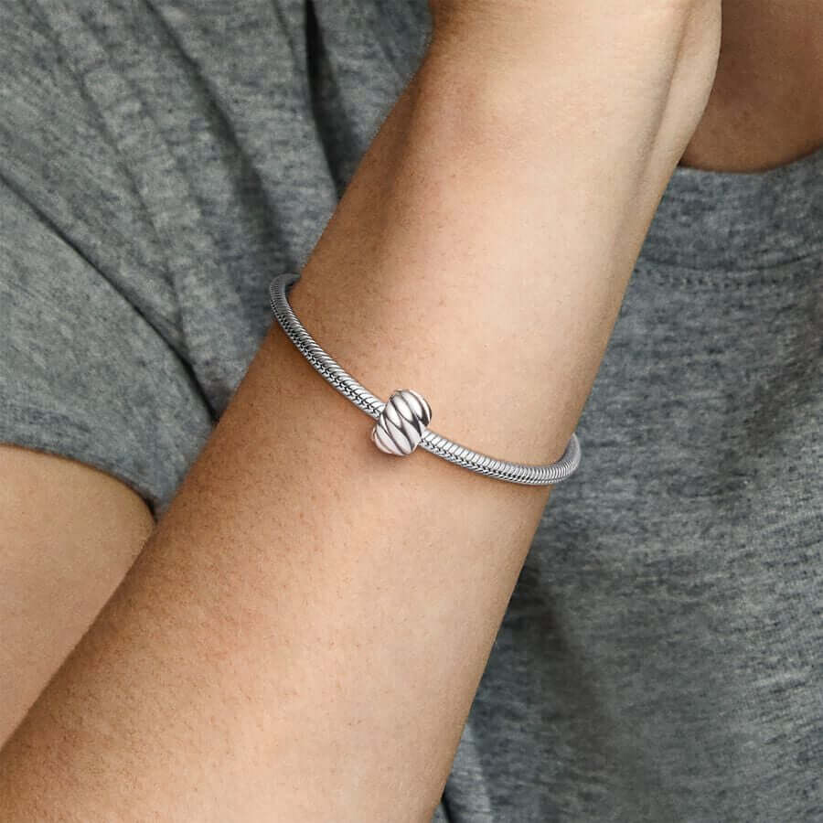 картинка Шарм-клипса Pandora Moments Polished Feathered, серебро от магазина Одежда+