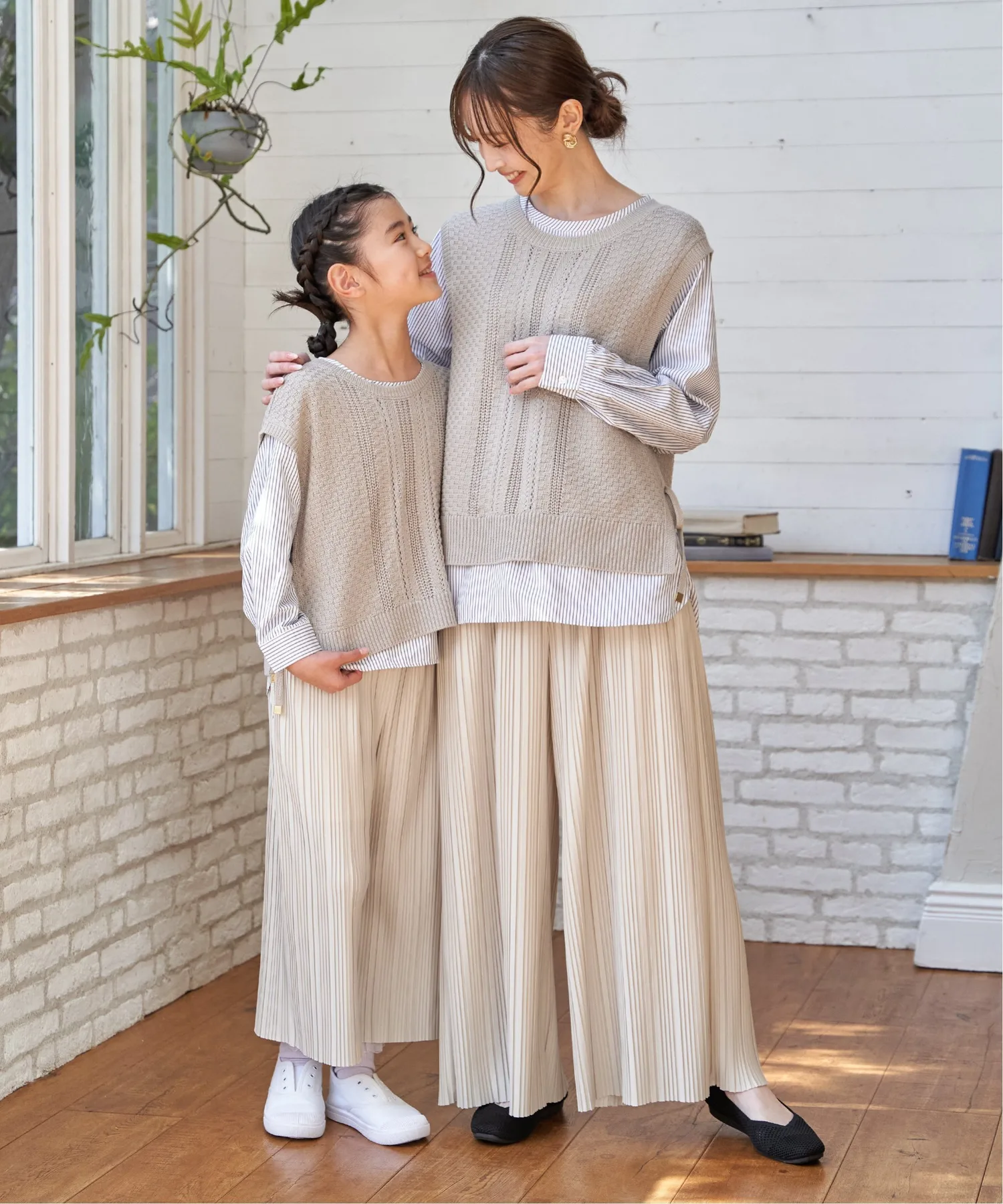 картинка Широкие брюки со складками (120-160 см) Ikka, Greige от магазина Одежда+
