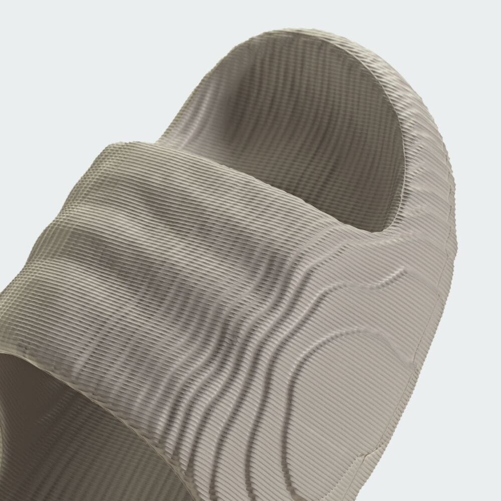 картинка Шлепанцы Adidas Adilette 22, серо-коричневый от магазина Одежда+