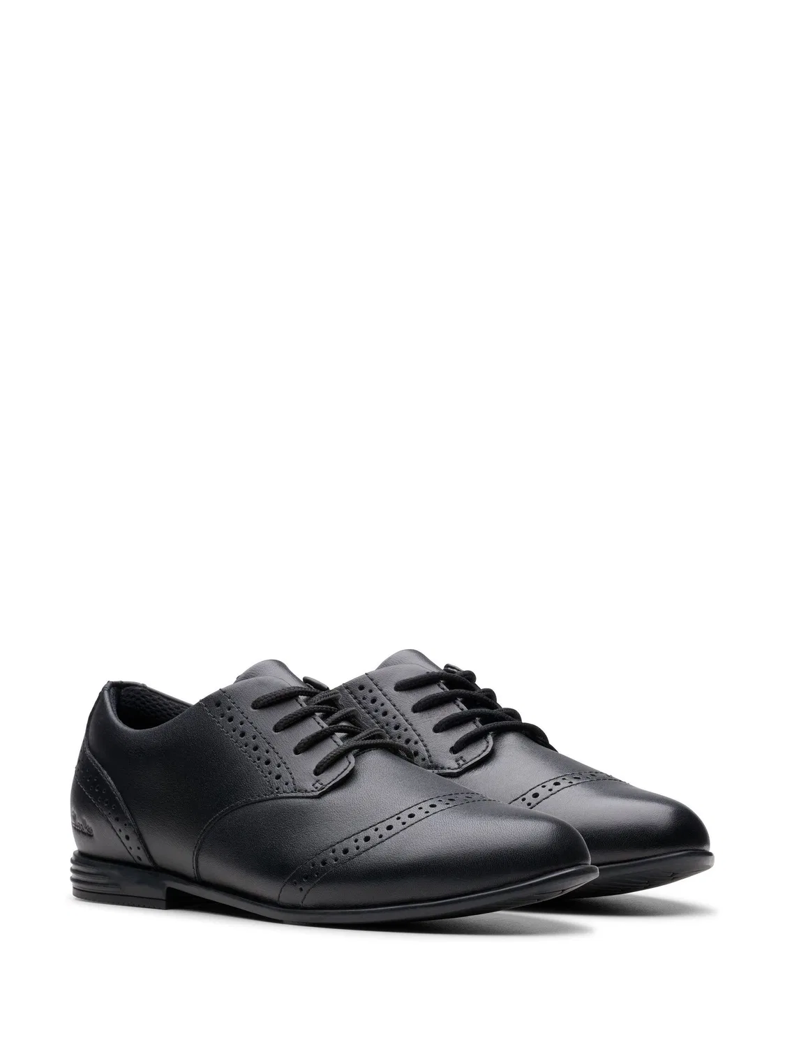 картинка Туфли Clarks Finja School Brogues, кожаные, черные от магазина Одежда+