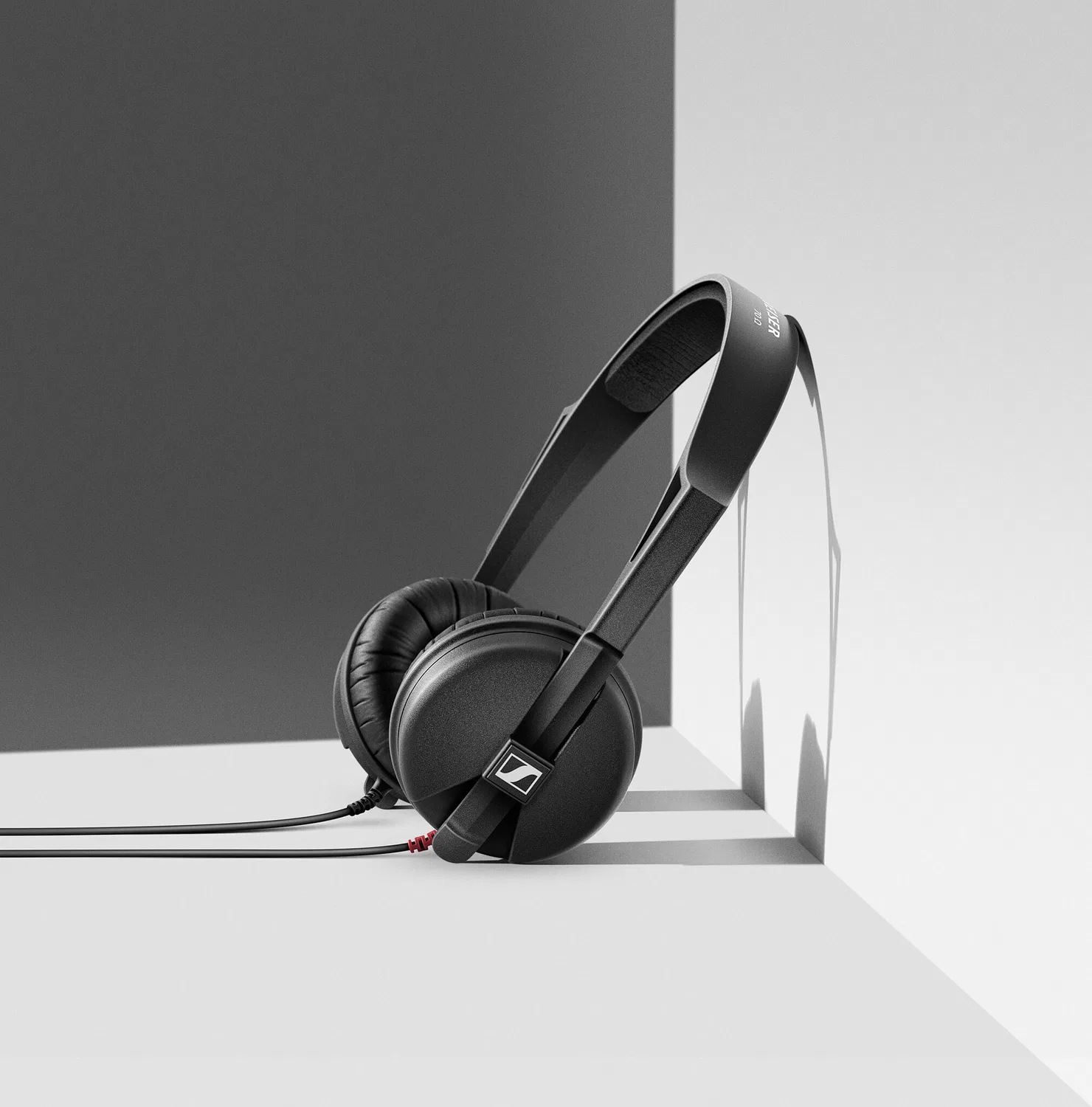 картинка Sennheiser HD 25 Легкие накладные наушники закрытого типа от магазина Одежда+