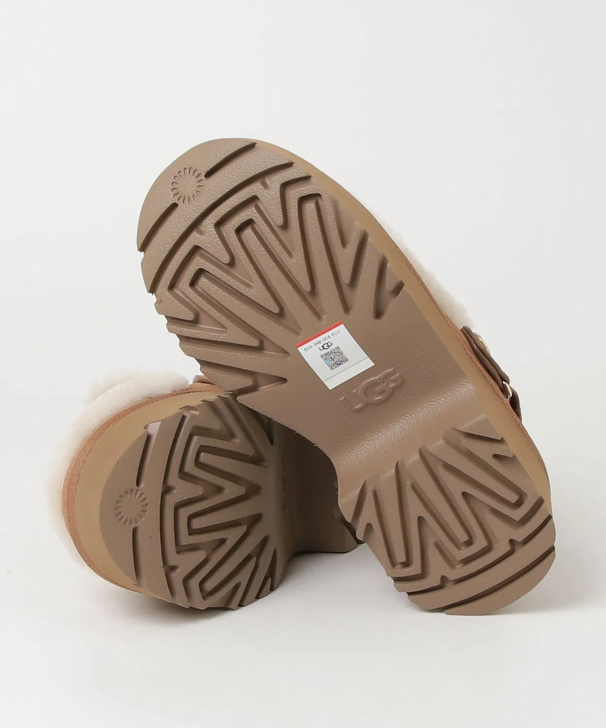 картинка Клог Esmee Clog UGG из замши и овчины, бежевый от магазина Одежда+