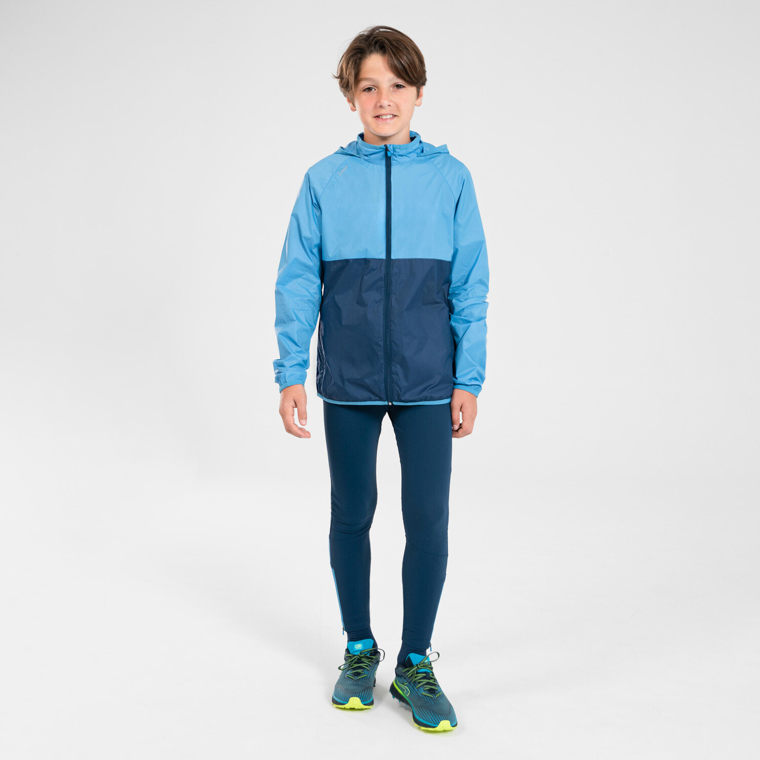 картинка Детская сверхлегкая ветрозащитная беговая куртка KIPRUN WIND - двухцветная синяя Kiprun от магазина Одежда+