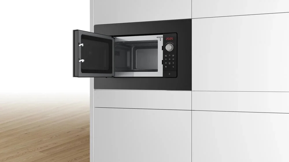 картинка Микроволновая печь Bosch BFL623MB3, 800 Вт, черный от магазина Одежда+