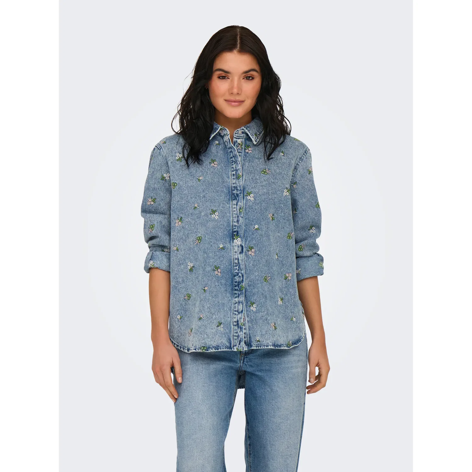 картинка Женская джинсовая рубашка свободного кроя ONLY, Light Blue Denim от магазина Одежда+