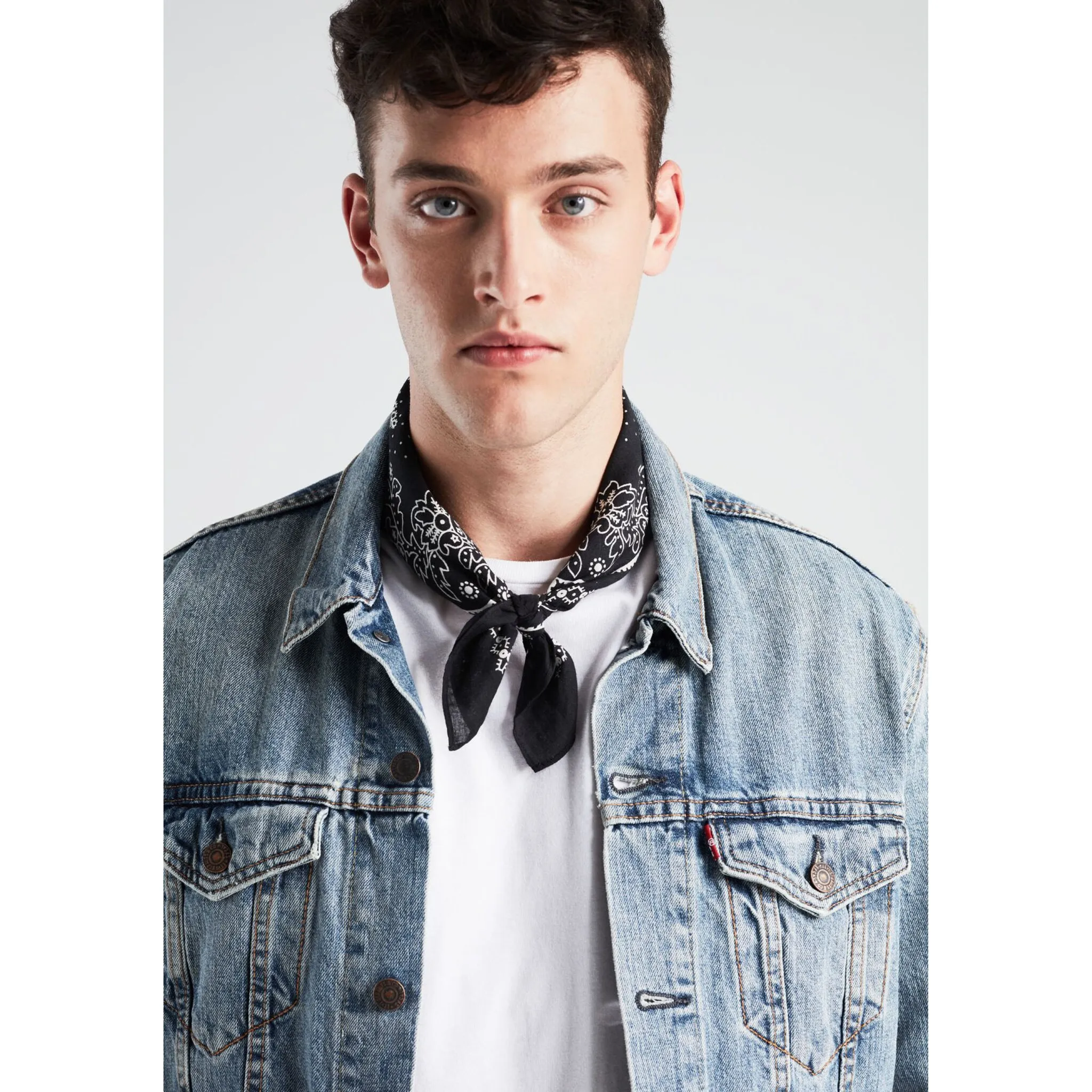 картинка Бандана Levi's "УНИСЕКС", ткань "пейсли-никки", черный от магазина Одежда+
