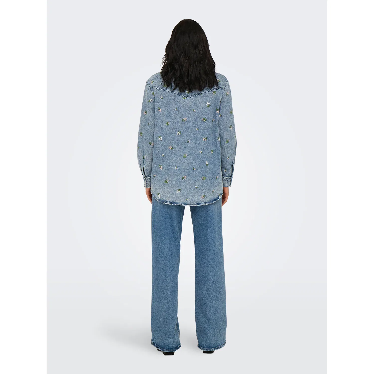 картинка Женская джинсовая рубашка свободного кроя ONLY, Light Blue Denim от магазина Одежда+