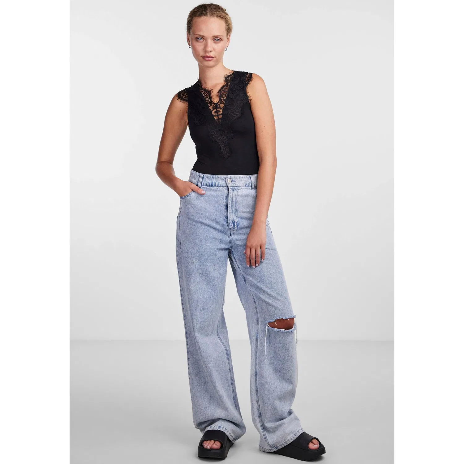 картинка Женское боди с V-образным вырезом и кружевом pieces, Black от магазина Одежда+