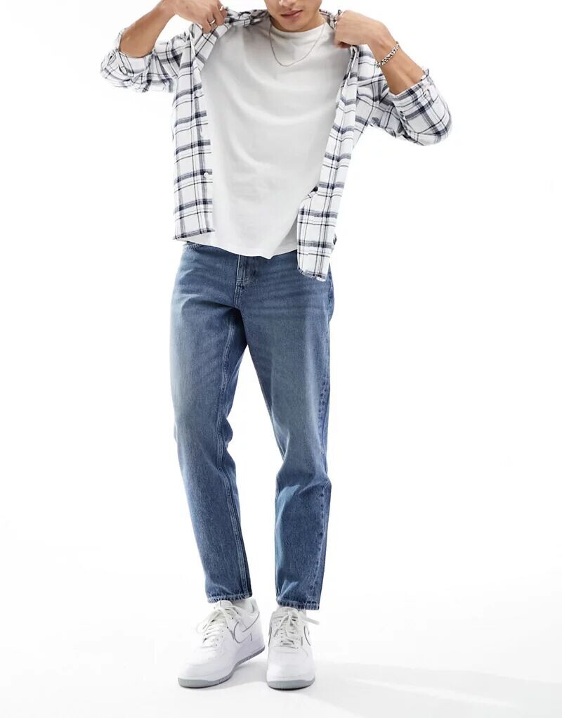 картинка Джинсы Asos Design Tapered Fit, выцветший средне-синий цвет от магазина Одежда+