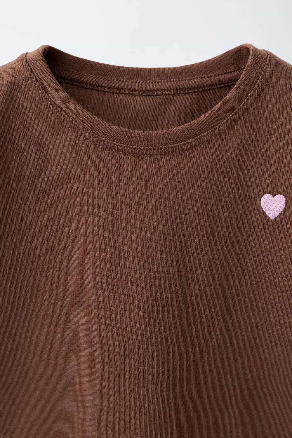 картинка Простая футболка с вышитым сердечком ZARA, Chocolate от магазина Одежда+