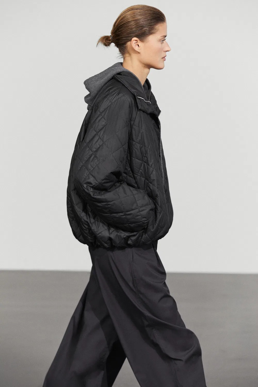 картинка Куртка бомбер стеганая, Massimo Dutti, с высоким воротником, черная от магазина Одежда+