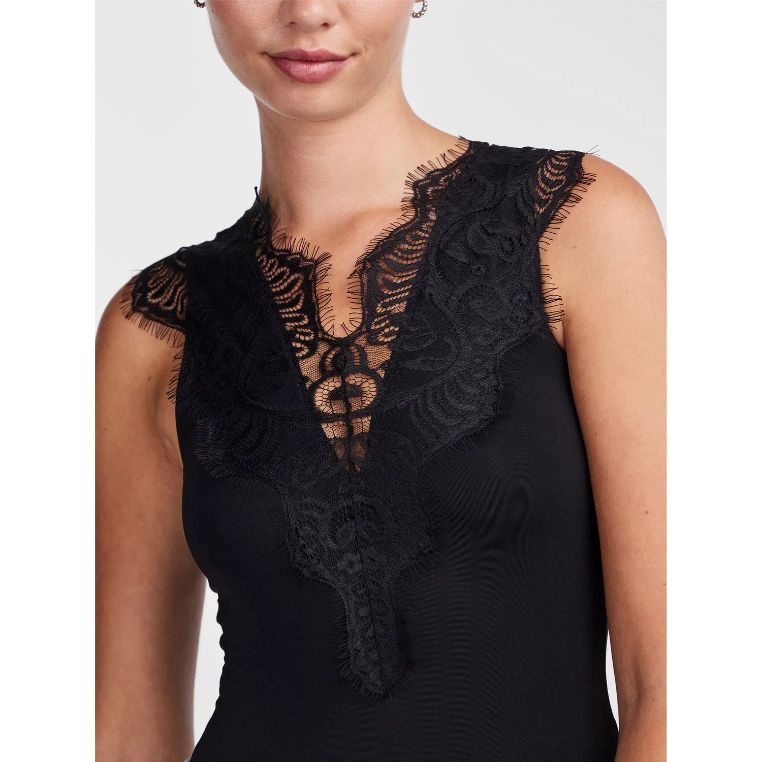 картинка Женское боди с V-образным вырезом и кружевом pieces, Black от магазина Одежда+