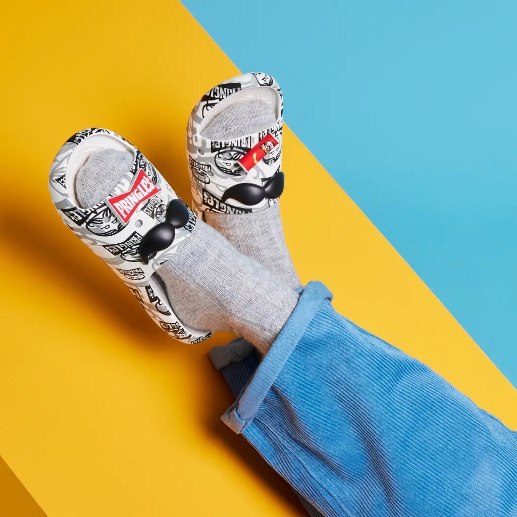 картинка Шлепанцы Crocs Classic x Pringles Unisex, черный/белый от магазина Одежда+