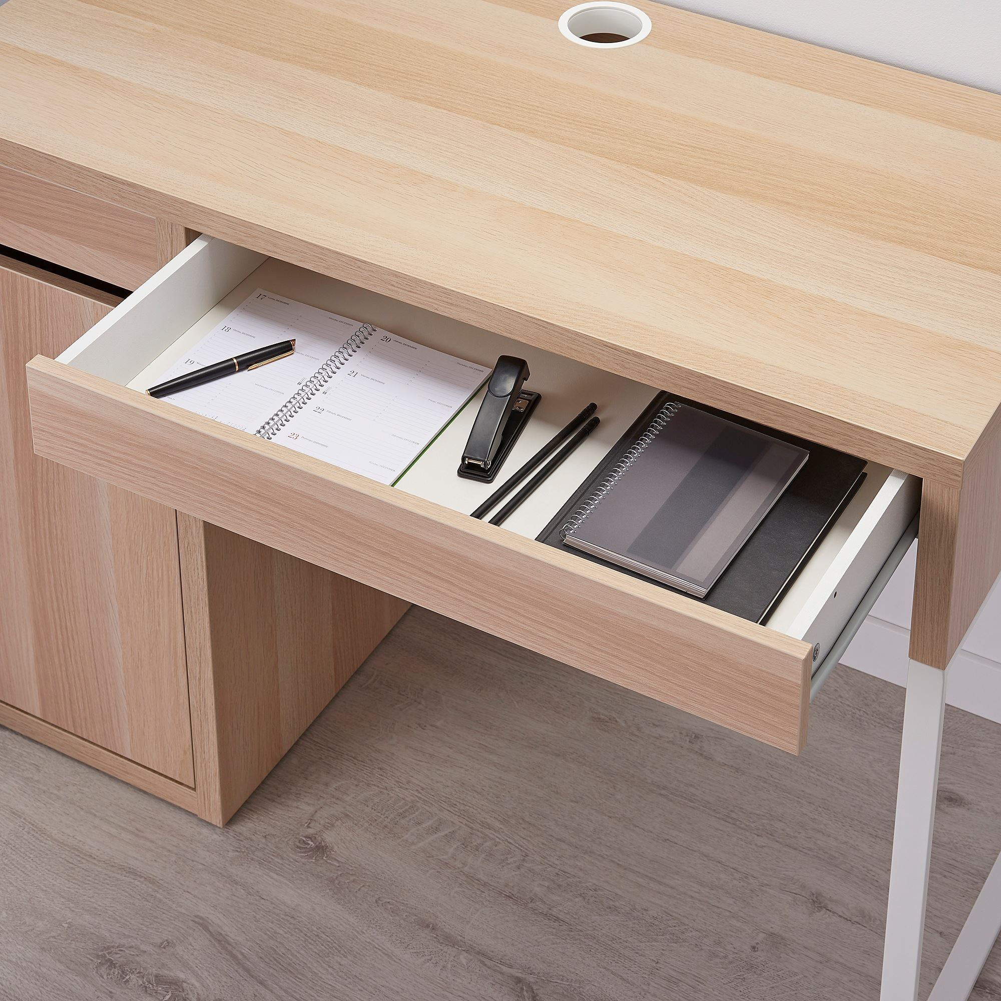 картинка Письменный стол IKEA MICKE, 105x50 см, беленый дуб от магазина Одежда+