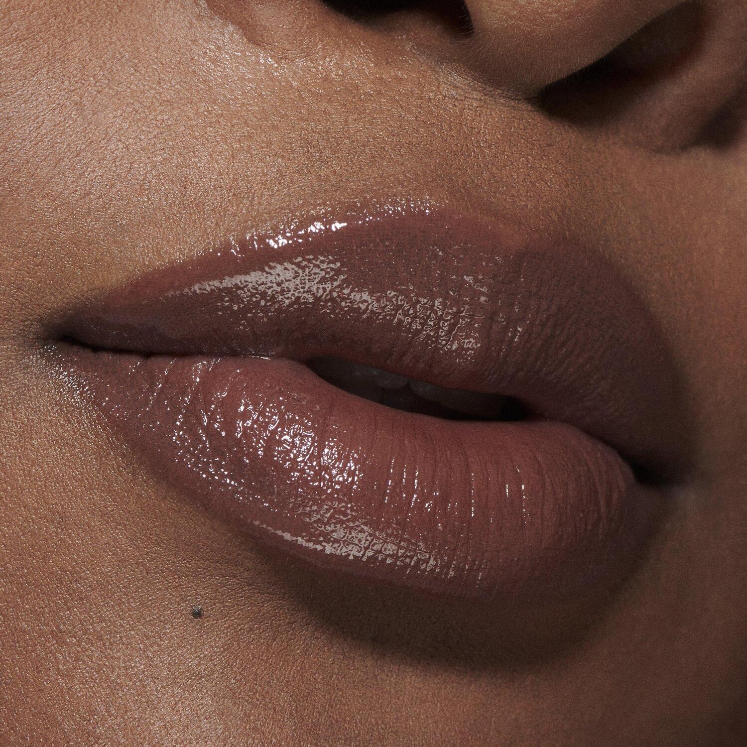 картинка Губная помада MAC Lustreglass Sheer-Shine Alone Time от магазина Одежда+