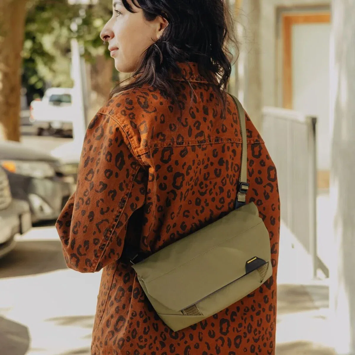 картинка Сумка через плечо The V2 Field Pouch Peak Design, Kelp от магазина Одежда+