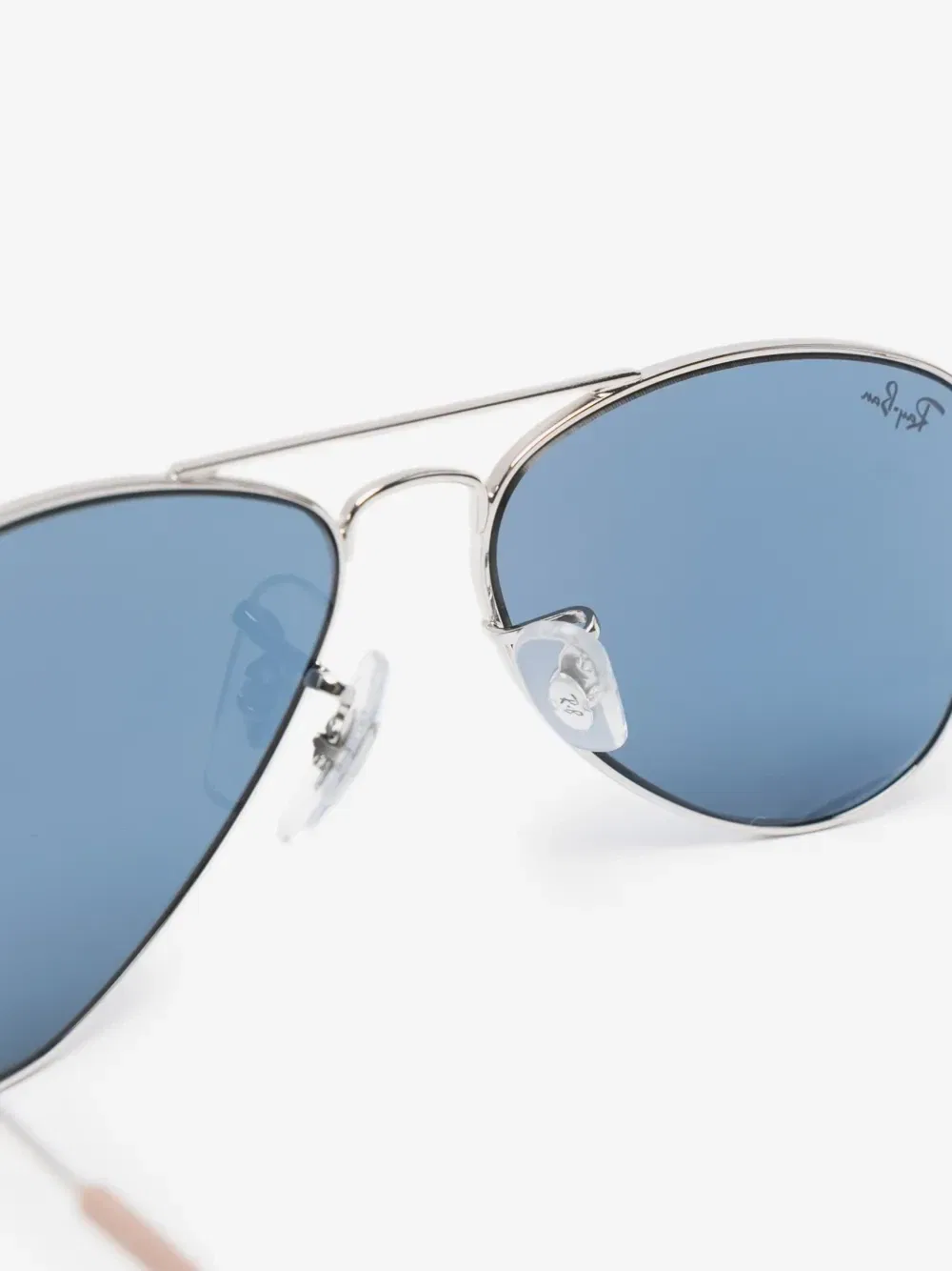 картинка Солнцезащитные очки-авиаторы RAY-BAN JUNIOR, серебряный от магазина Одежда+
