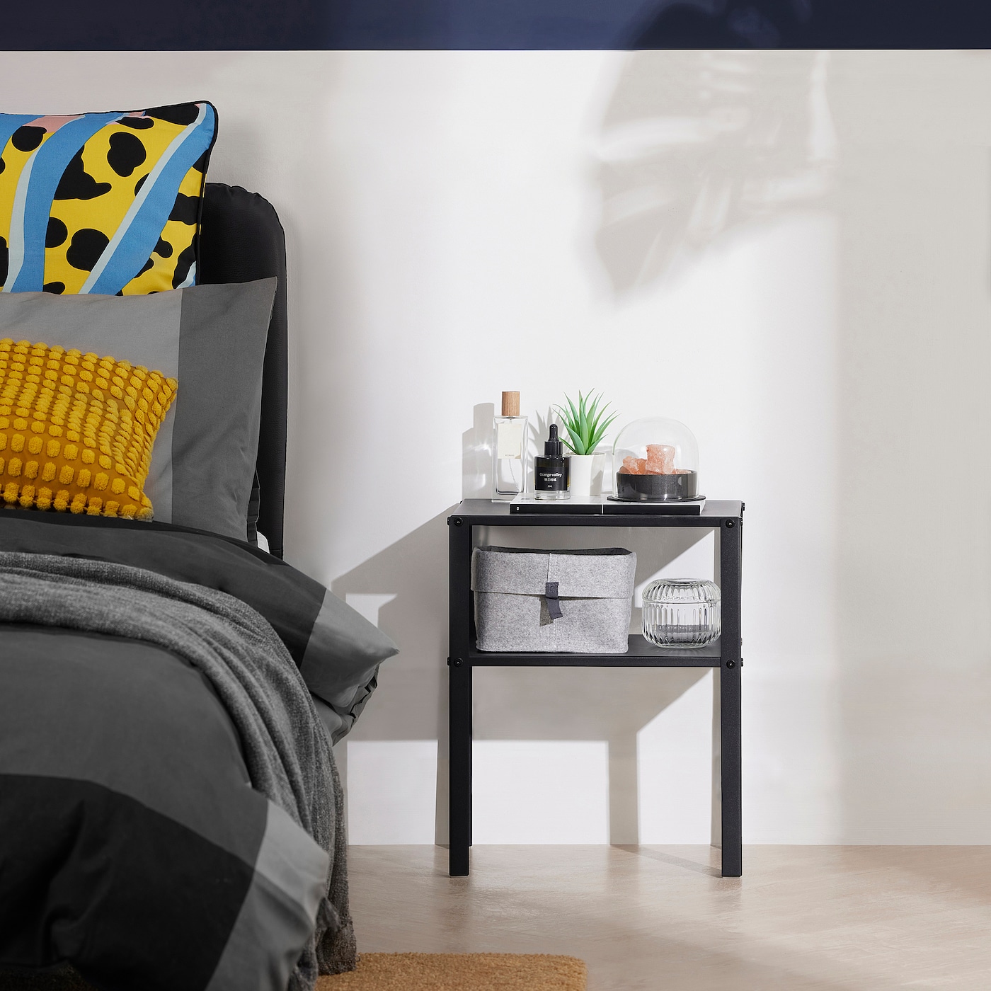 картинка Прикроватный столик IKEA KNARREVIK, 37x28х45 см, черный от магазина Одежда+