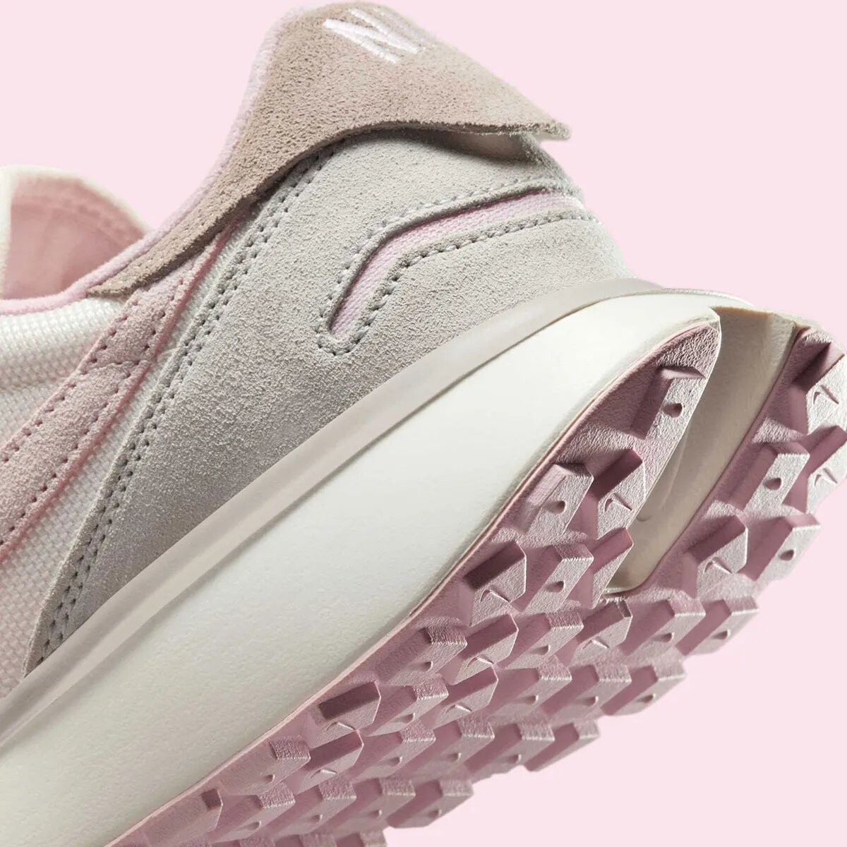 картинка Женские кроссовки Nike Phoenix Waffle 'Valentine's Day' от магазина Одежда+
