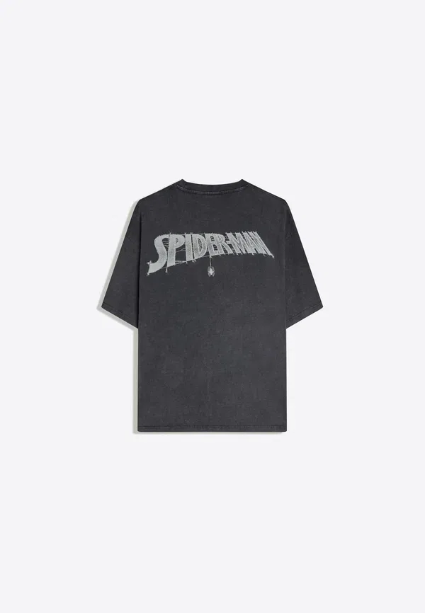 картинка Футболка с принтом Spiderman Bershka, тёмно-серый от магазина Одежда+