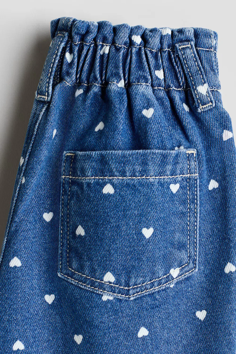 картинка Джинсы-«Бумажный мешок» с принтом H&M, Denimblau/Herzen от магазина Одежда+