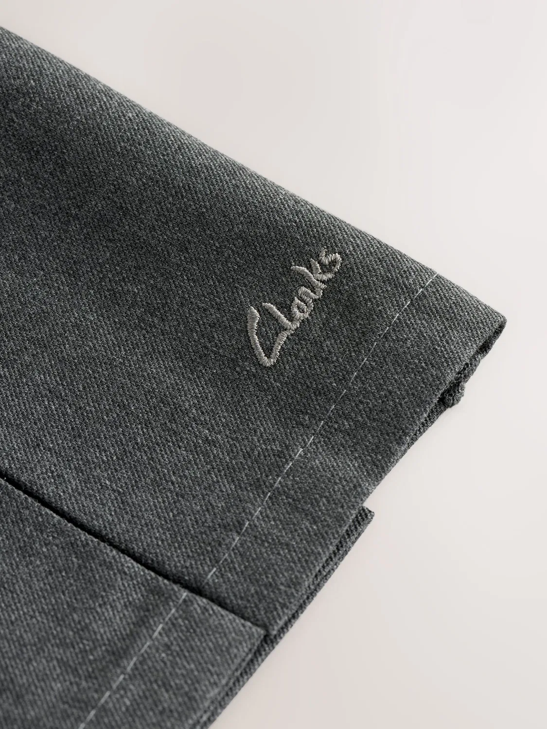 картинка Сарафан школьный на молнии, плиссированный, 2 шт Clarks, серый от магазина Одежда+