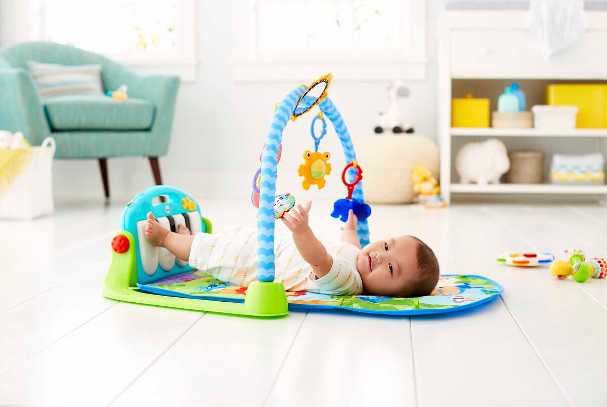 картинка Гимнастический коврик Fisher Price с фортепиано HBB73 от магазина Одежда+