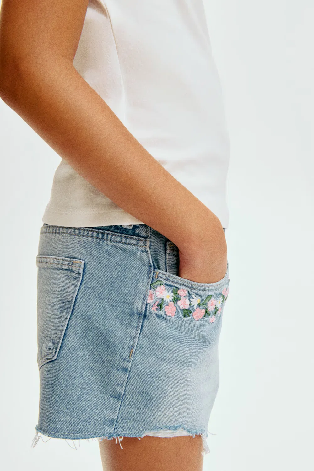 картинка Джинсовые шорты с вышивкой H&M, Helles Denimblau/Blumen от магазина Одежда+