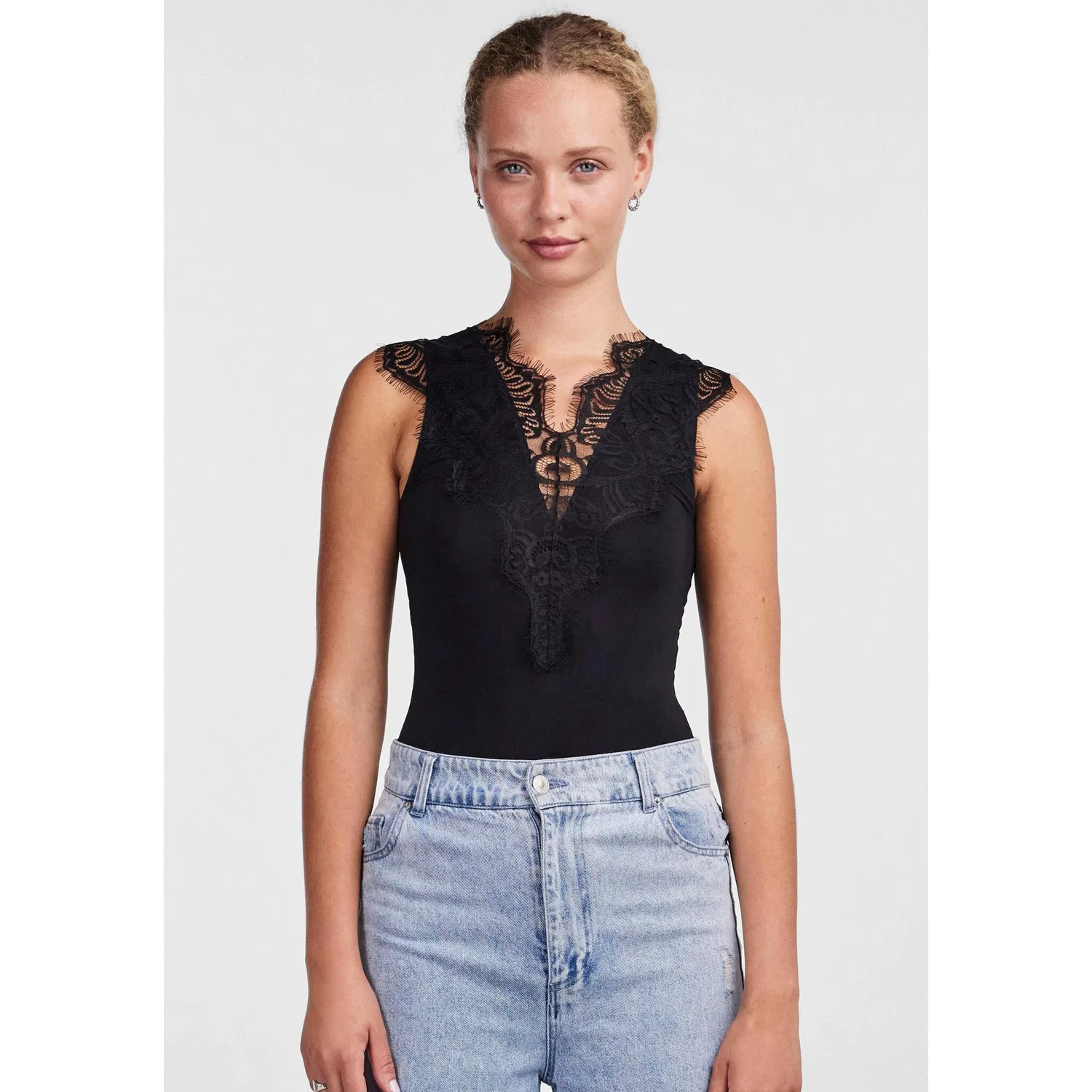 картинка Женское боди с V-образным вырезом и кружевом pieces, Black от магазина Одежда+