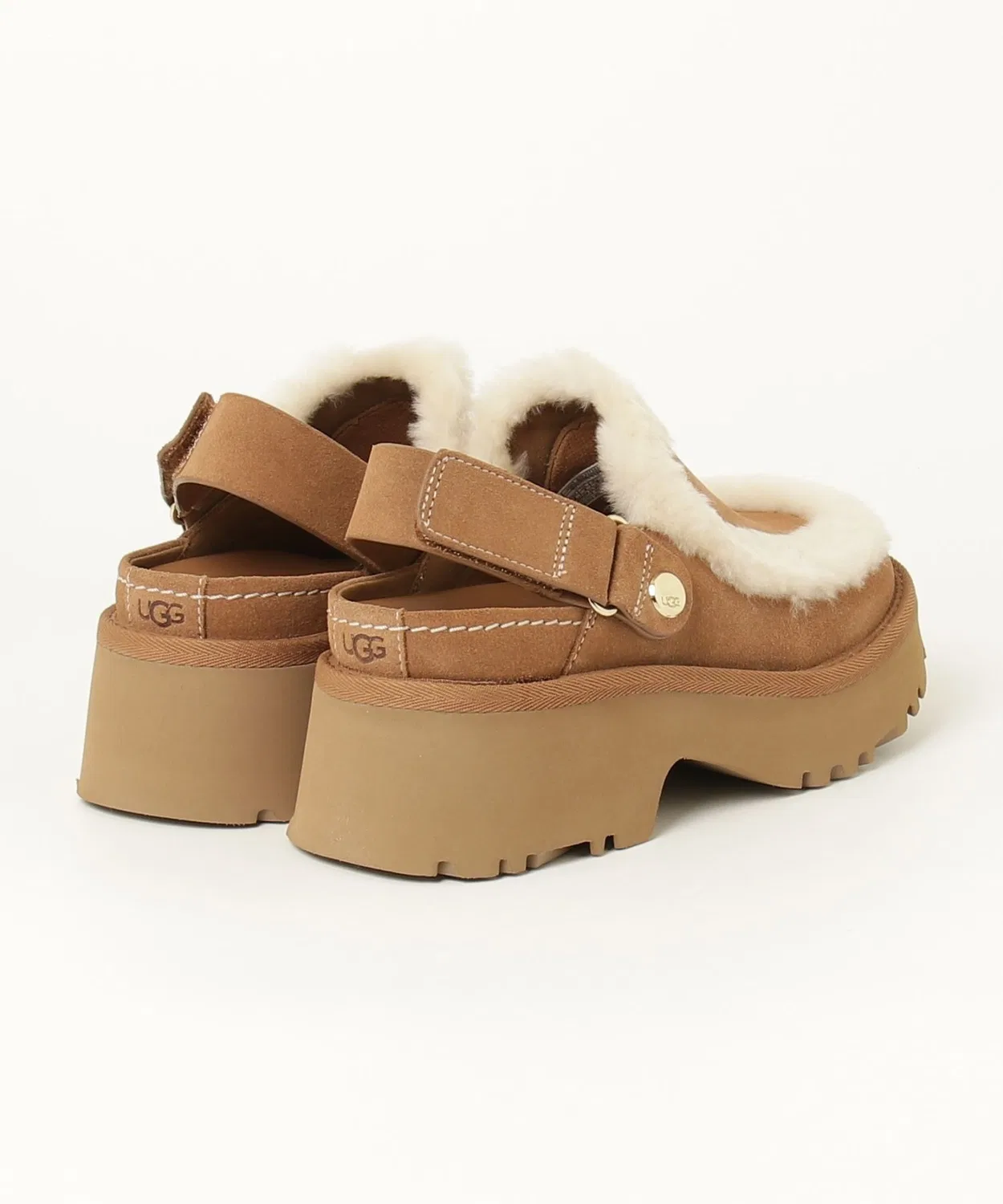 картинка Клог Esmee Clog UGG из замши и овчины, бежевый от магазина Одежда+