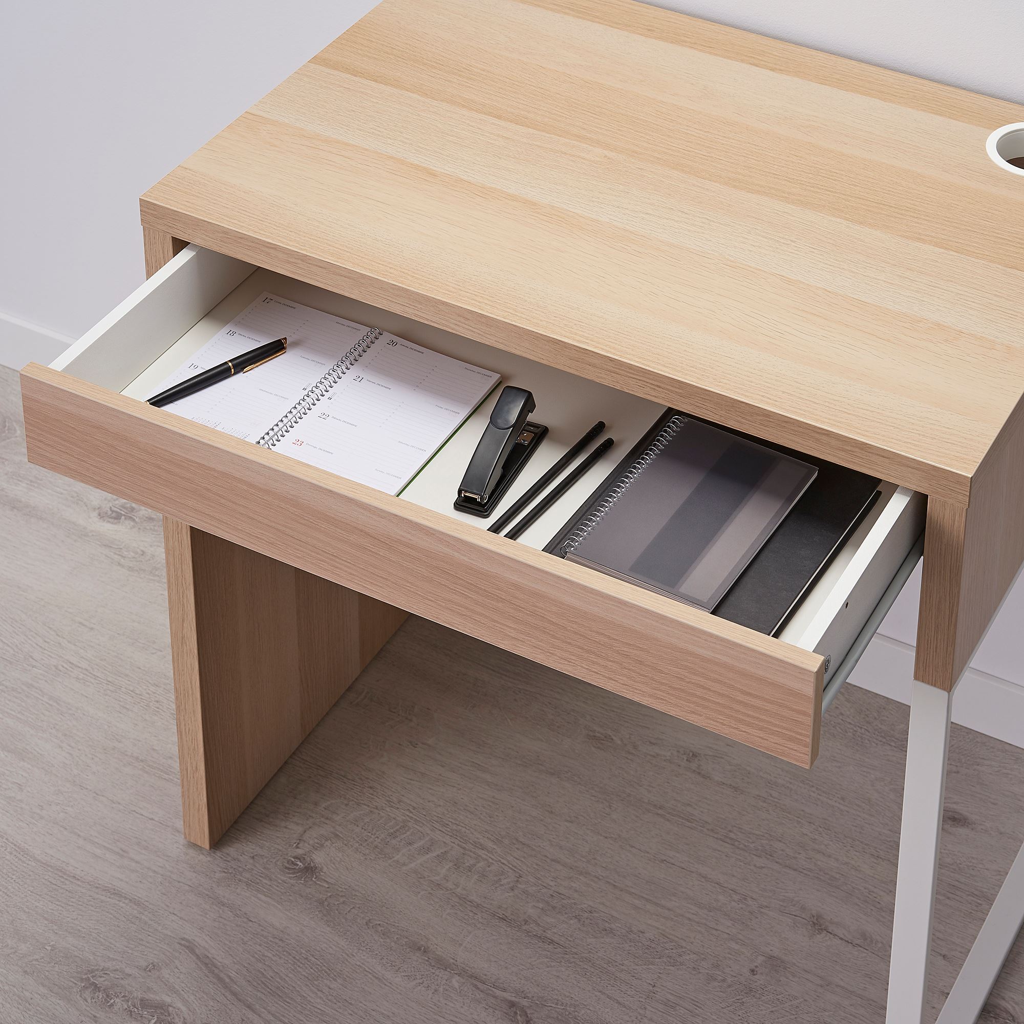 картинка Письменный стол IKEA MICKE, 73x50 см, беленый дуб от магазина Одежда+
