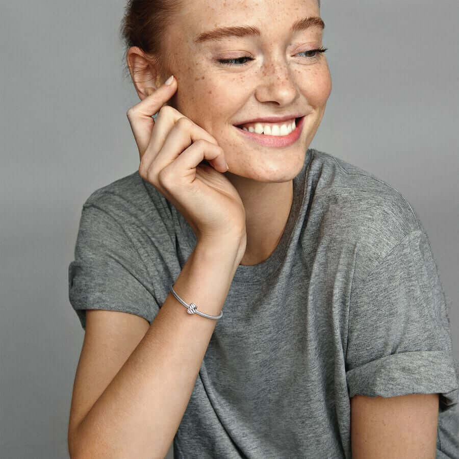 картинка Шарм-клипса Pandora Moments Polished Feathered, серебро от магазина Одежда+