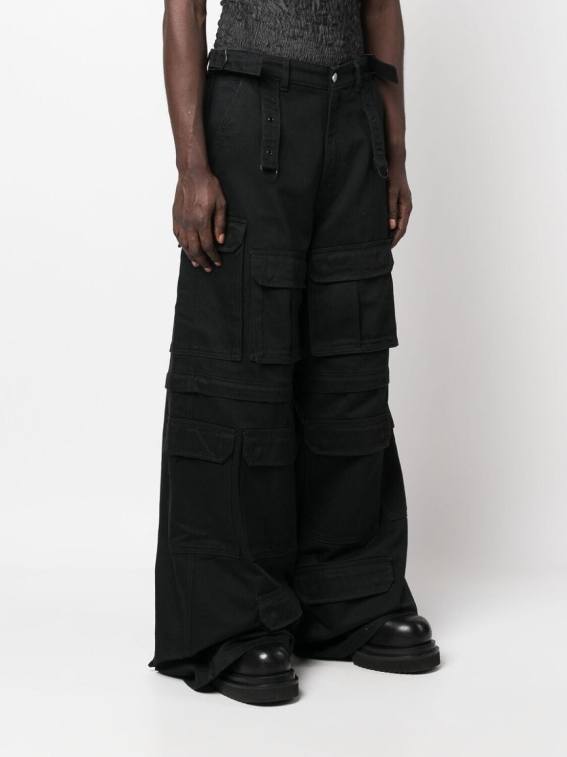 картинка Джинсы карго со съемной деталью VETEMENTS, черный от магазина Одежда+