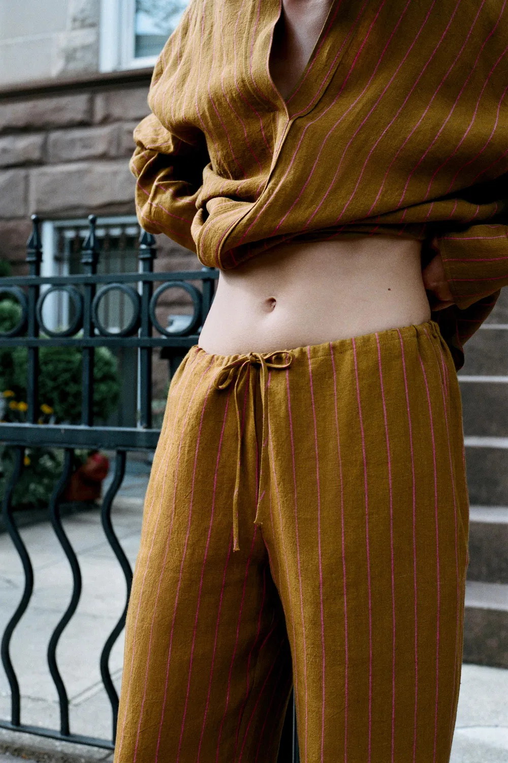 картинка 100% льняные полосатые брюки ZARA, striped от магазина Одежда+